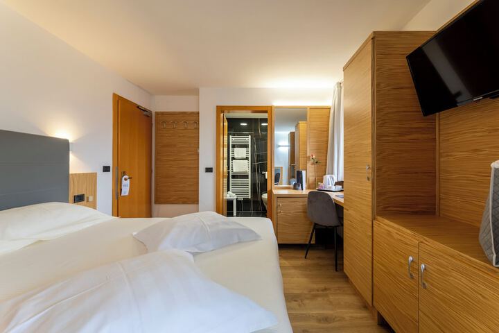 Room 52 of 180