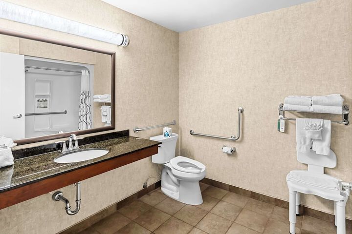Accessible 1 Queen Accessible Walk in Shower Sofa Bed Microwave and Refrigerator WiFi Full Breakfast (7 of 16)