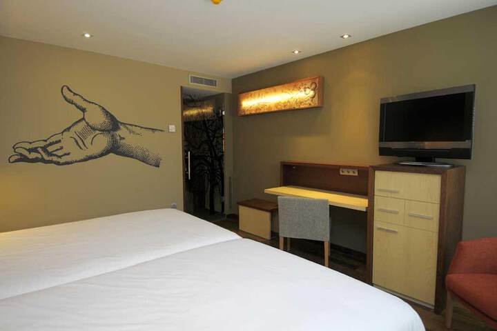 Room 8 of 113