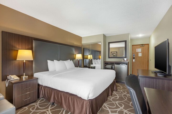 1 King Bed (2 of 12)