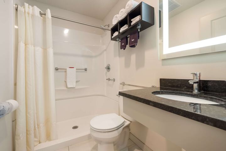 2 Double Beds Work Desk High Speed Internet Accessible Microwave and Refrigerator Coffe (7 of 12)