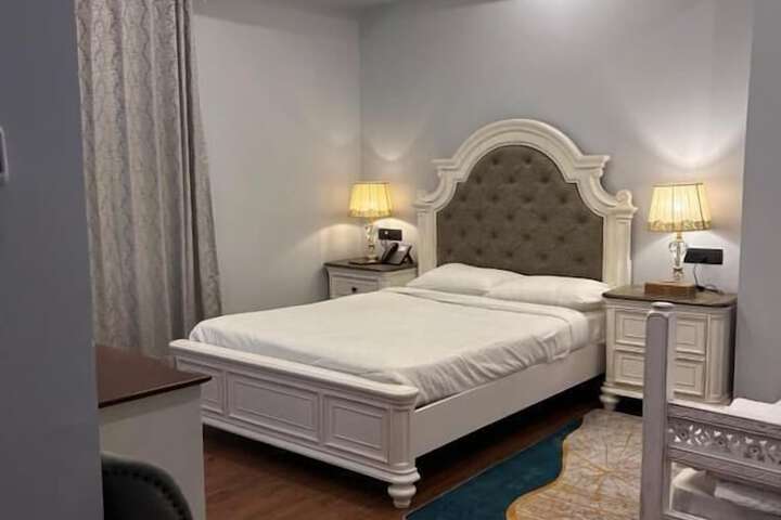 Room 4 of 10