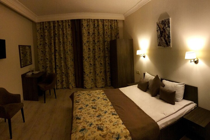 Room 32 of 106