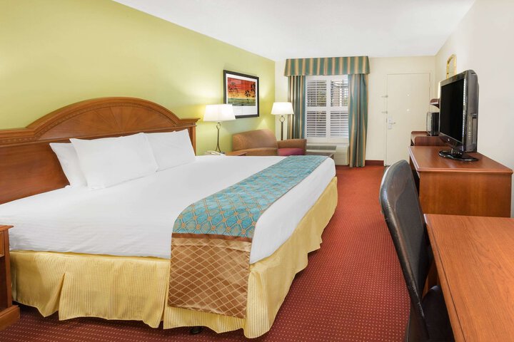 1 King Bed Accessible (5 of 7)