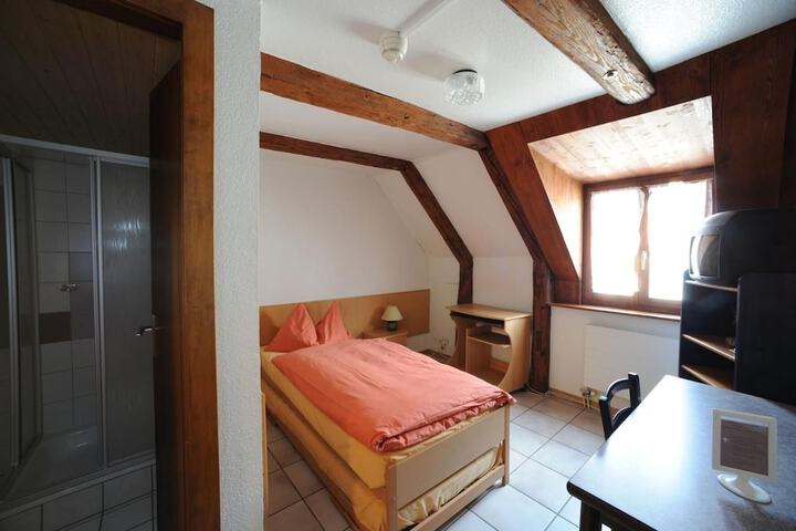 Room 13 of 32