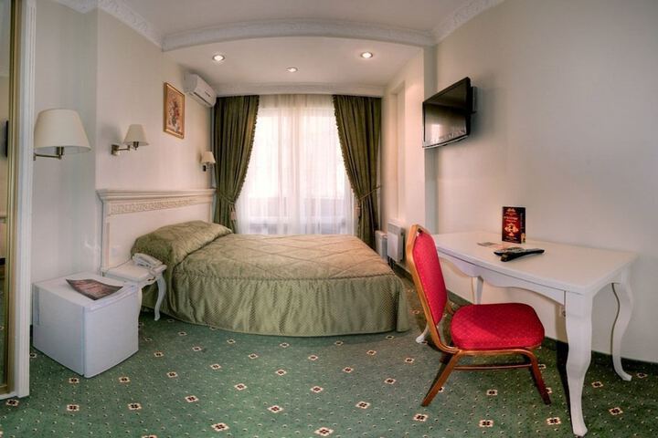 Room 4 of 25