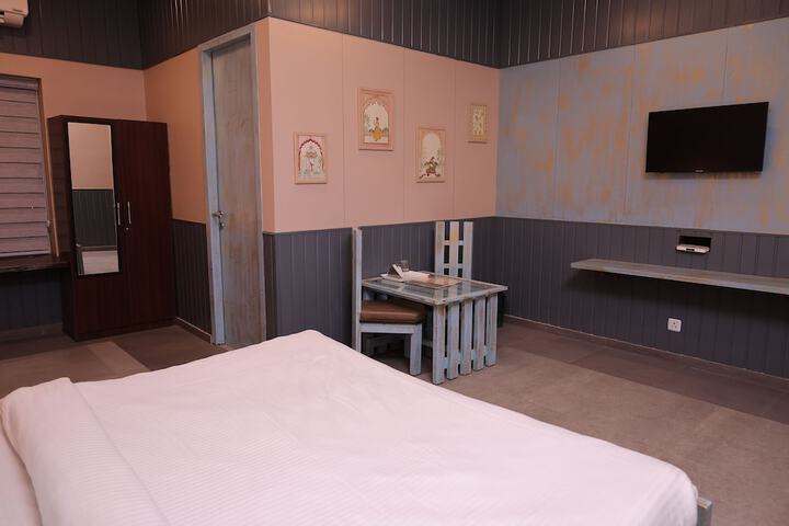 Room 32 of 76