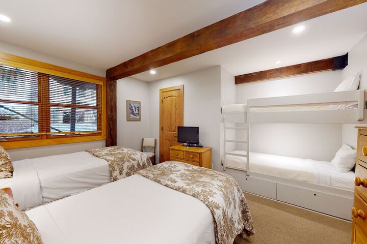 Room 8 of 1000