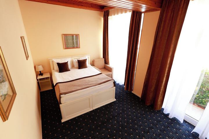 Room 4 of 32