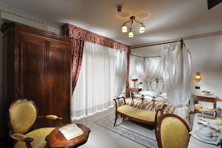 Room 17 of 102