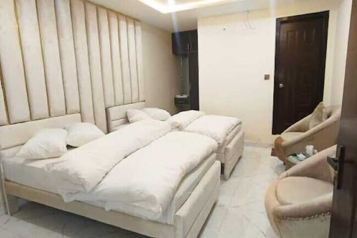Room 6 of 8