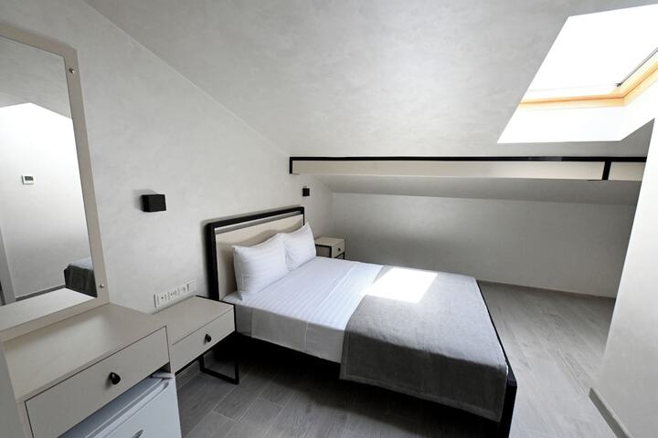Room 9 of 38