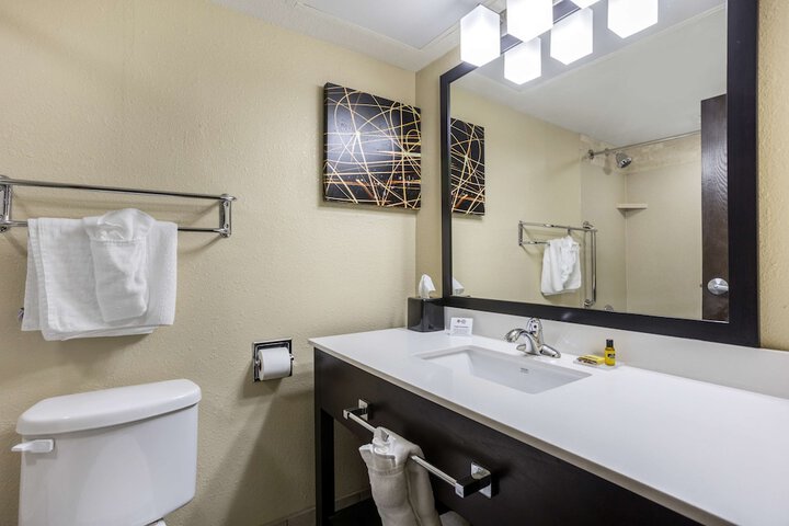1 King Bed Microwave and Refrigerator WiFi Full Breakfast (3 of 22)