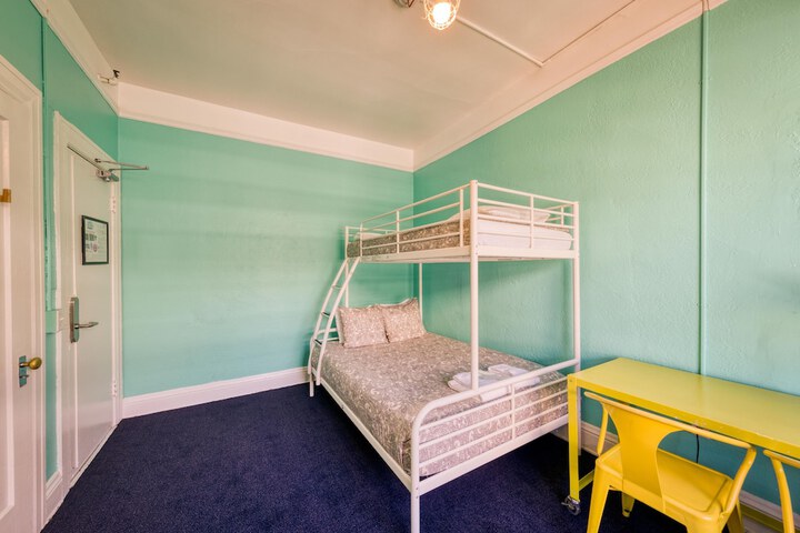 Room 10 of 29