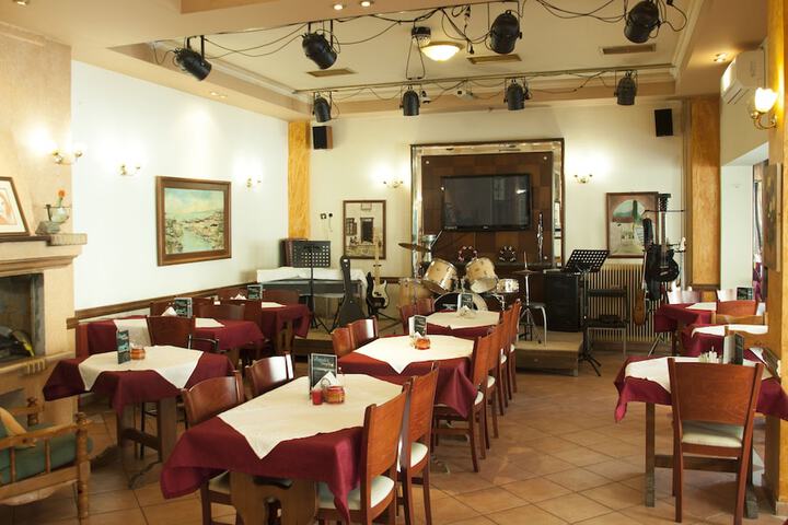 Dining 18 of 29
