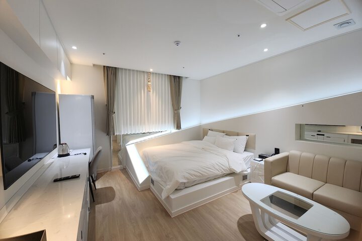Room 9 of 13