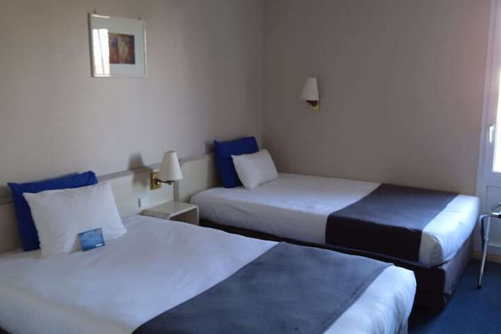 Room 7 of 76