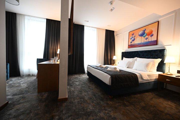 Room 8 of 16