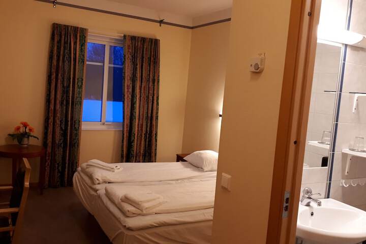 Room 4 of 28