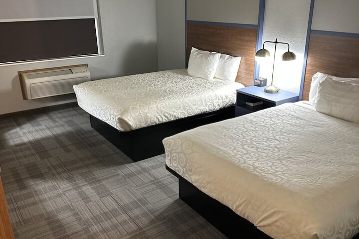 2 Queen Beds (11 of 13)