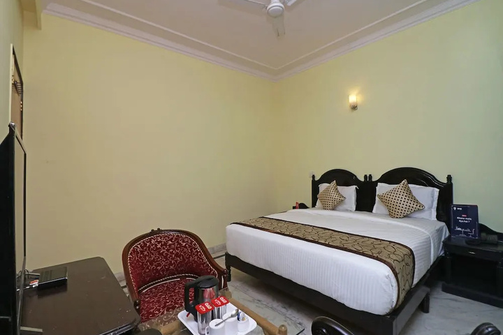 Room 4 of 16