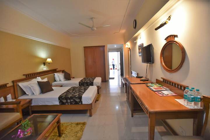 Room 4 of 8