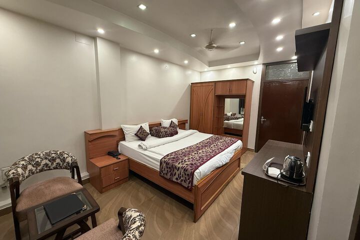 Room 7 of 12