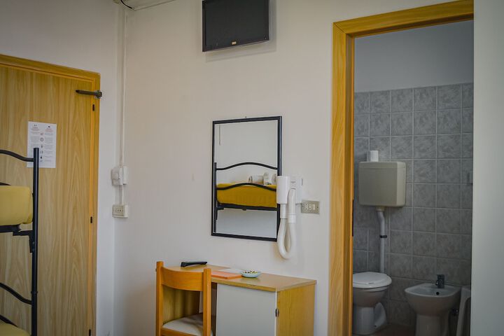 Room 14 of 76