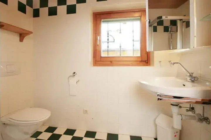 Room 7 of 16