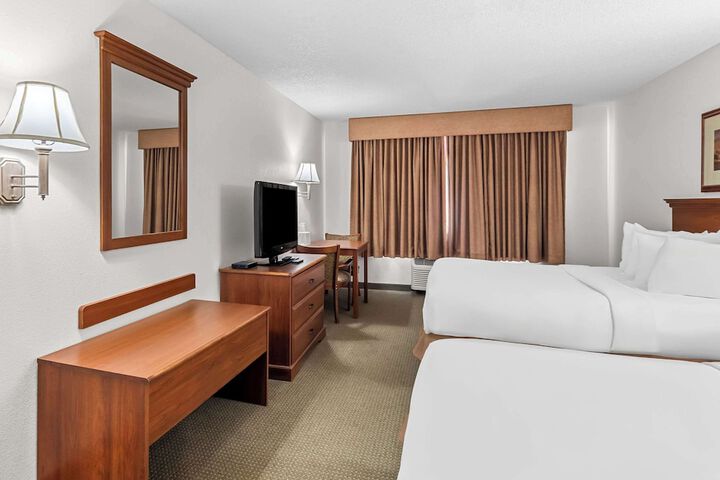 2 Queen Beds (13 of 14)
