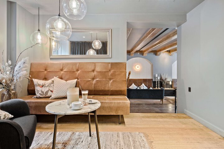Lounge 103 of 127