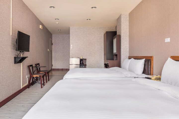 Room 2 of 69