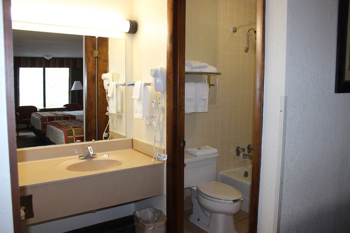 2 Queen Beds (3 of 4)