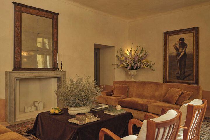 Lobby lounge