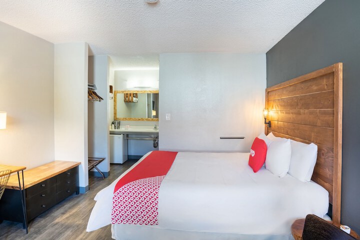 1 King Bed (12 of 16)