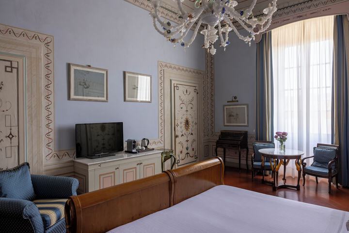 Room 42 of 100