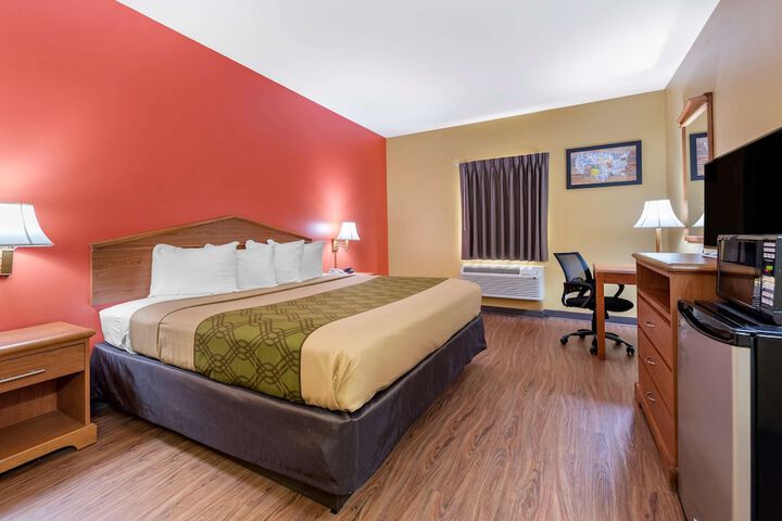1 King Bed (2 of 22)