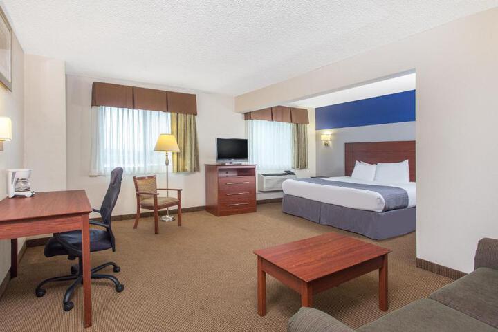 1 King Bed (6 of 10)