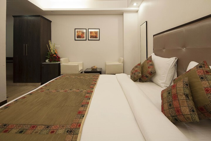 Room 6 of 18