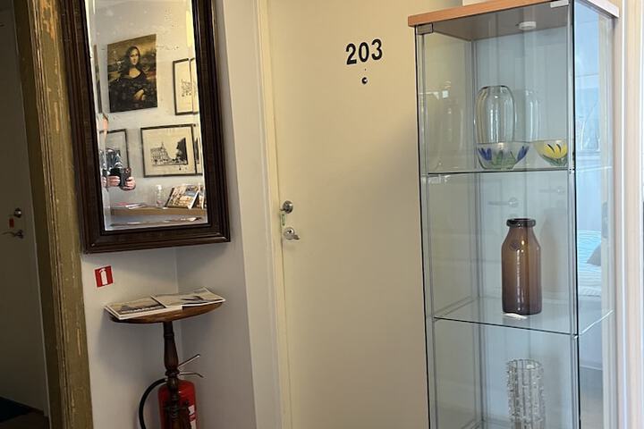Room 11 of 104