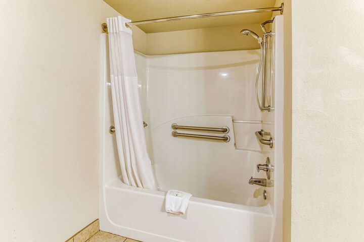 Quadruple Accessible Queen Size Bed (2 of 11)
