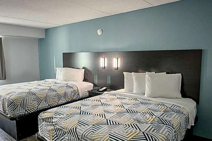 2 Queen Beds Suite Micfridge (17 of 22)