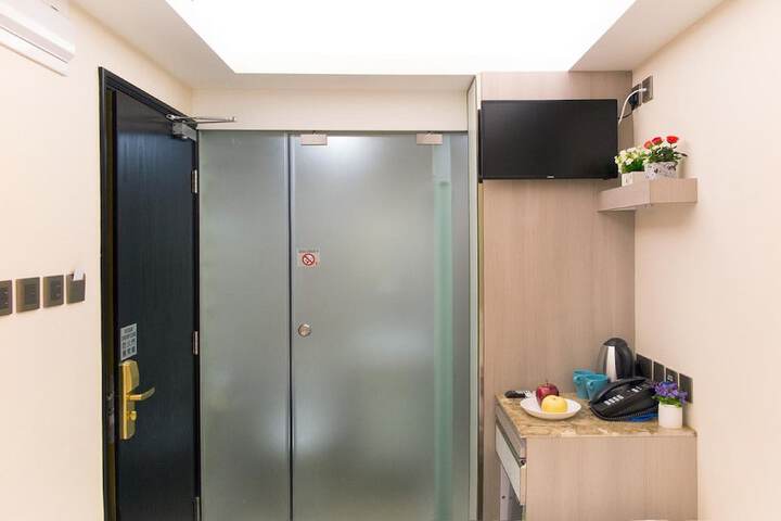 Room 16 of 37