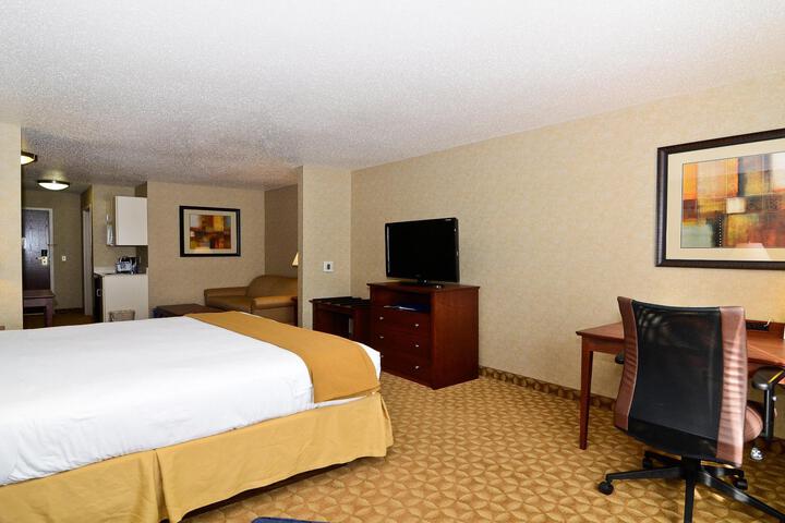 1 King Bed (3 of 13)