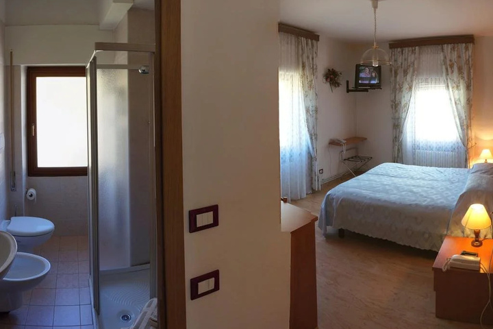 Room 4 of 18