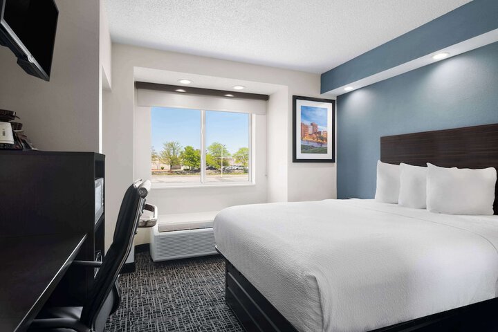 1 Queen Bed (7 of 7)