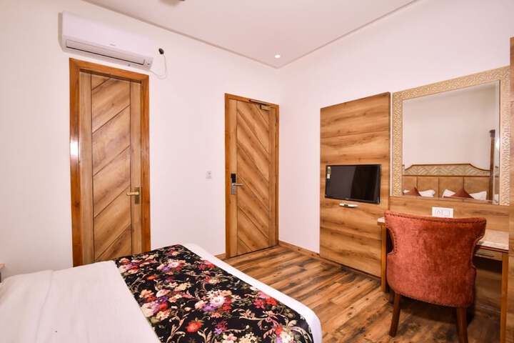 Room 10 of 29