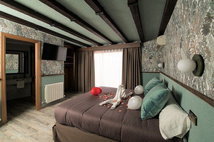 Room 16 of 38