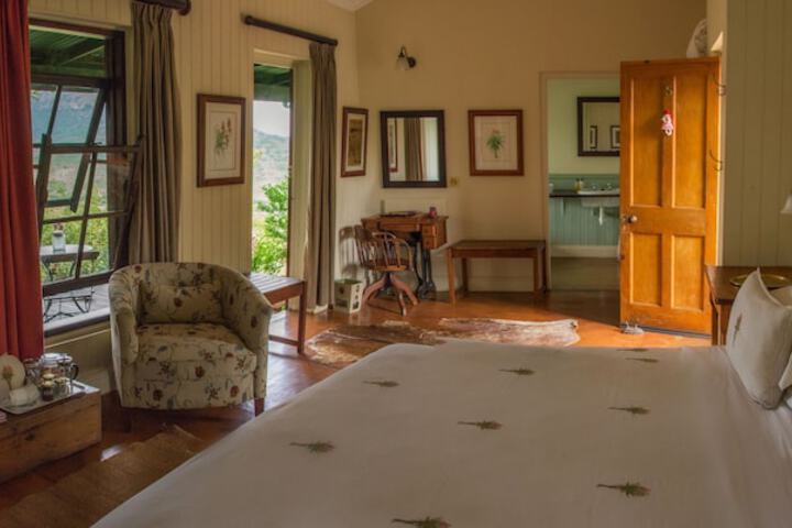 Room 4 of 83