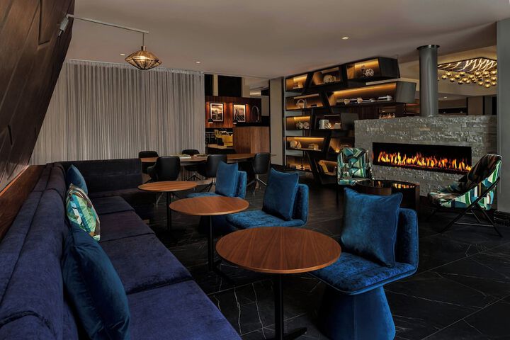 Lobby lounge